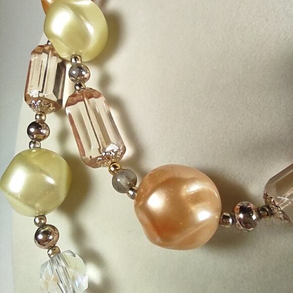 Vintage 2 Layer Peach and Yellow Beaded Gold Toned Stamped Japan Necklace - Picture 6 of 7
